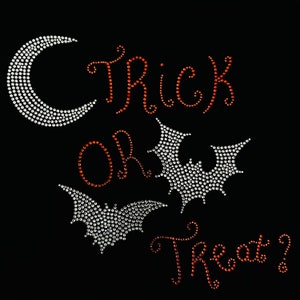 Può includere: Una maglietta nera con un design di strass che dice "Trick or Treat?" con una luna crescente, pipistrelli e le parole "Trick or Treat" in strass arancioni.