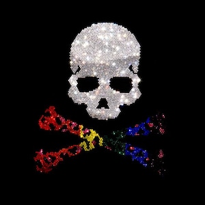 Könnte beinhalten: Ein Totenkopf- und Knochenkreuz-Design aus Strasssteinen. Der Totenkopf besteht aus klaren Strasssteinen, während die Knochenkreuze aus mehrfarbigen Strasssteinen bestehen.
