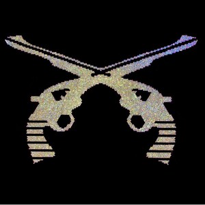 Könnte beinhalten: Zwei silberne Pistolen, die sich auf einem schwarzen Hintergrund überkreuzen, aus Strasssteinen.