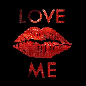 Könnte beinhalten: Rote Glitzerlippen mit den Worten "LOVE ME" in roten Glitzerbuchstaben auf schwarzem Hintergrund.