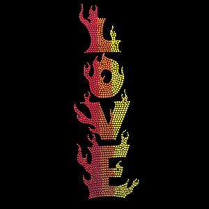 Puede incluir: La palabra "LOVE" está escrita en pedrería roja y amarilla, con llamas detrás de cada letra.