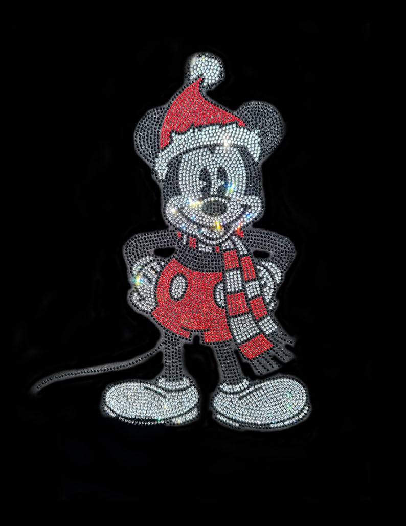 Op de afbeelding: Een rode en witte Mickey Mouse van strass met een kerstmanmuts en sjaal. Het ontwerp is perfect voor een kerst knutselproject.