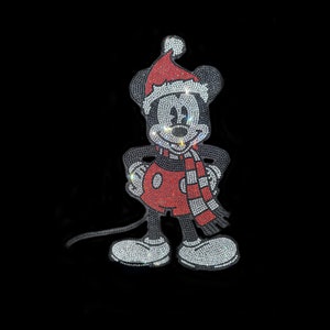 Op de afbeelding: Een kerst-strijkijzer-op-patch met Mickey Mouse die een kerstmanmuts en een gestreepte sjaal draagt.