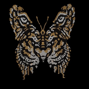 Puede incluir: Un diseño de mariposa dorado y plateado hecho de diamantes de imitación. La mariposa tiene un patrón de tigre en sus alas.