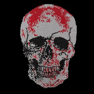 Könnte beinhalten: Ein weißer Schädel mit roten Akzenten, aus kleinen runden Perlen gefertigt. Der Schädel ist detailliert mit Augenhöhlen, einer Nase und einem Mund mit Zähnen.