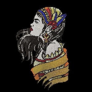 Op de afbeelding: Een kleurrijk ontwerp van strass van een vrouw met lang donker haar, die een gepatroneerd hoofddoek en een vloeiende sjaal draagt. Het ontwerp is tegen een zwarte achtergrond.