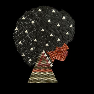 Puede incluir: Un diseño de perfil de mujer con un peinado afro en strass negro y blanco. La cara de la mujer está hecha de strass naranja y su cuello está adornado con un diseño triangular de strass rojo, naranja y dorado.