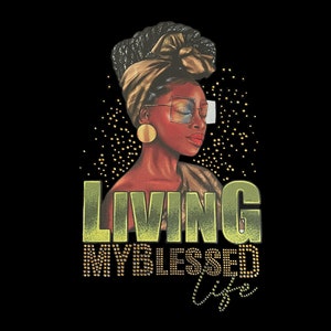 Peut inclure: Illustration numérique d'une femme noire avec un turban doré et des lunettes de soleil. L'arrière-plan est un motif noir et or. Le texte "Living My Blessed Life" est écrit en lettres vertes et dorées.