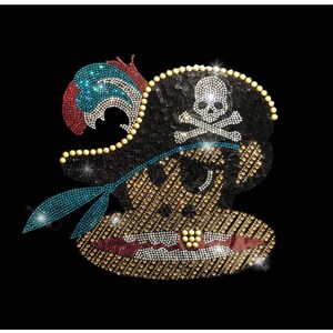 Könnte beinhalten: Ein glitzernder Piratenhut mit Totenkopf- und Knochenkreuz-Design. Der Hut ist aus Strasssteinen in Gold, Schwarz, Rot, Blau und Weiß.
