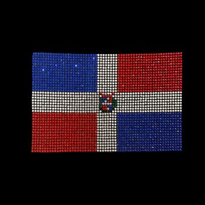 Puede incluir: Un primer plano de una bandera de la República Dominicana hecha de diamantes de imitación. La bandera es roja, blanca y azul con un escudo de armas en el centro.
