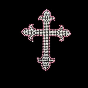 Może przedstawiać: Różowy i biały krzyż wykonany z kryształów. Krzyż jest symbolem religijnym.