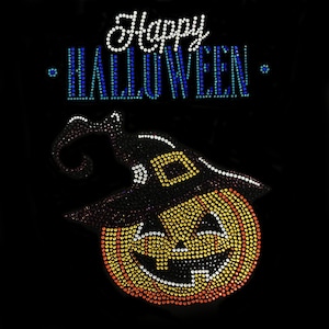 Peut inclure: Texte "Happy Halloween" en strass bleus et blancs avec un chapeau de sorcière noir et une citrouille en strass orange, jaune et noir.