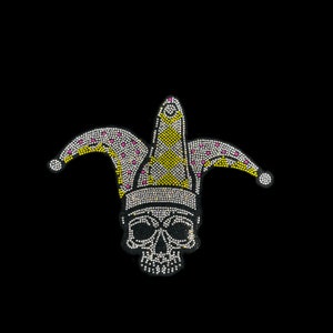 Peut inclure: Un crâne portant un chapeau de bouffon fait de strass. Le chapeau est jaune, blanc et rose. Le crâne est fait de strass transparents.