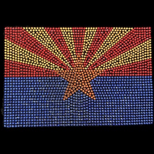 Könnte beinhalten: Nahaufnahme einer roten, gelben und blauen Flagge des Bundesstaates Arizona aus Strasssteinen. Die Flagge zeigt eine stilisierte Sonne mit Strahlen.