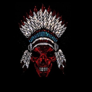 Puede incluir: Una calavera roja y blanca con un tocado de cuentas con plumas azules y blancas. La calavera está hecha de pedrería y se coloca sobre un fondo negro.