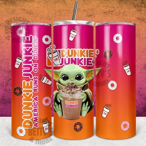 K&ouml;nnte beinhalten: Ein rosafarbener und orangefarbener Edelstahlbecher mit einer gr&uuml;nen Figur, die eine Tasse mit der Aufschrift "Dunkie Junkie" h&auml;lt. Der Becher hat einen wei&szlig;en Strohhalm und ist mit Donuts und Kaffeetassen verziert.