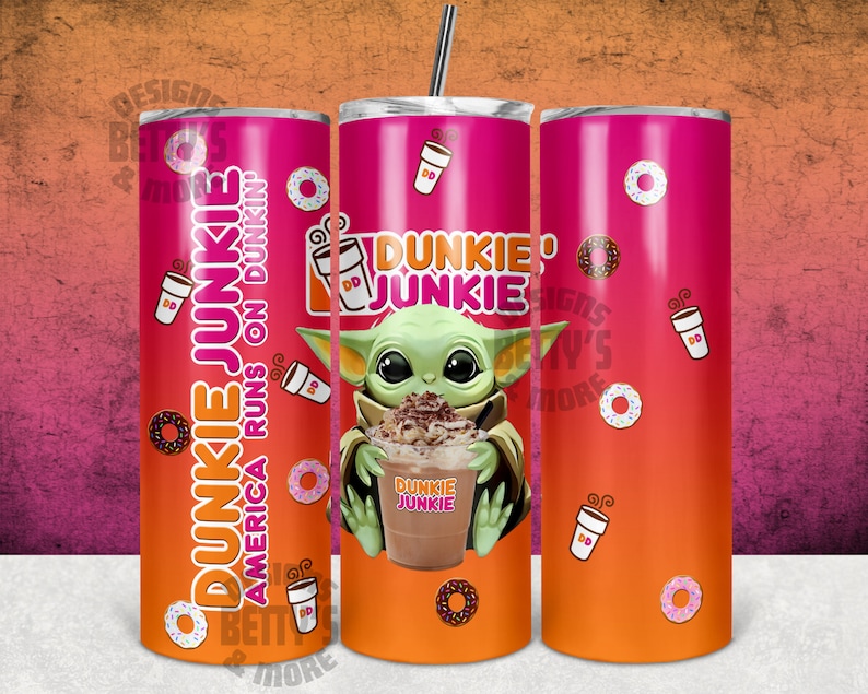 K&ouml;nnte beinhalten: Ein rosafarbener und orangefarbener Edelstahlbecher mit einer gr&uuml;nen Figur, die eine Tasse mit der Aufschrift "Dunkie Junkie" h&auml;lt. Der Becher hat einen wei&szlig;en Strohhalm und ist mit Donuts und Kaffeetassen verziert.