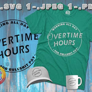 Op de afbeelding: Een groen T-shirt met een wit cirkelvormig ontwerp met de tekst "Working All Day Overtime Hours - For Bullshit Pay." Het ontwerp staat ook op een witte koffiemok en een witte baseballpet.