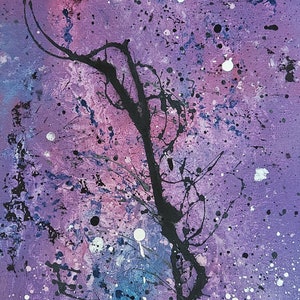 Puede incluir: Pintura abstracta con fondo morado, rosa y azul. Salpicaduras y líneas de pintura negra crean una forma de árbol en el centro del lienzo. La firma del artista es visible en la esquina inferior derecha.
