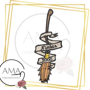 Könnte beinhalten: Ein brauner und schwarzer Besen mit einem weißen Band, das um ihn herumgewickelt ist. Das Band trägt den Text "Nimbus 2000".