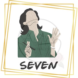 Peut inclure: Image brodée d'une femme aux cheveux foncés portant une chemise verte et tenant un stylo. Le texte "SEVEN" est sous l'image.