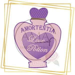 Może przedstawiać: Fioletowa butelka w kształcie serca ze złotym korkiem i napisem "Amortentia Love Potion".
