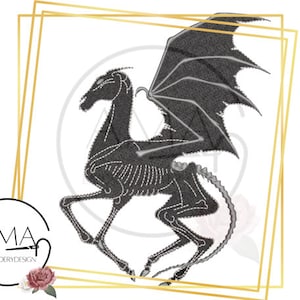 Może przedstawiać: Czarno-biały haft przedstawiający szkieletowego konia ze skrzydłami, lub gryfa, z rozpostartymi skrzydłami.