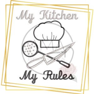 Puede incluir: Un diseño de bordado en blanco y negro con un gorro de cocinero, una espátula y un cuchillo. El texto "My Kitchen My Rules" se muestra en un marco dorado.