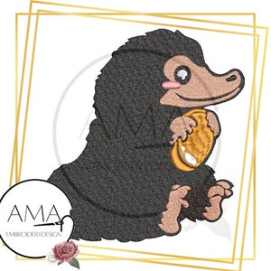 Könnte beinhalten: Ein schwarzer und brauner Niffler-Cartoon, der eine goldene Münze hält. Der Niffler sitzt auf einem weißen Hintergrund.