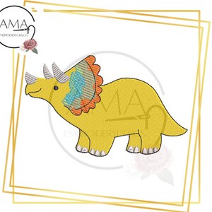 Puede incluir: Un diseño bordado de un triceratops de dibujos animados amarillo con detalles en naranja, azul y blanco. El dinosaurio está mirando hacia la izquierda y tiene tres cuernos en la cabeza.