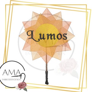 Peut inclure: Un motif en forme de soleil jaune et orange avec le mot "Lumos" en texte noir. Le motif est sur un fond blanc.