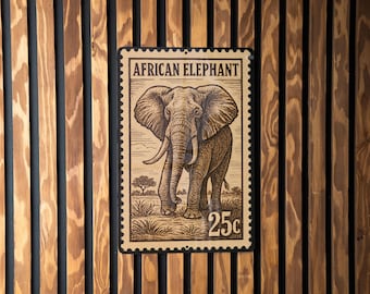Könnte beinhalten: Rechteckiges Schild mit einer Illustration eines afrikanischen Elefanten, das einer Briefmarke ähnelt. Das Schild trägt den Text "AFRICAN ELEPHANT" oben und "25c" unten. Es ist an einer Holzwand mit vertikalen Lamellen befestigt.