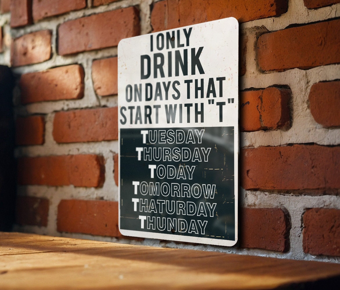 Cartello Decorativo Divertente Per Casa/Bar – “I Only Drink On Days That Start With T” | 30,5x20,3 Cm, Stampa UV, Resistente, Idea Regalo