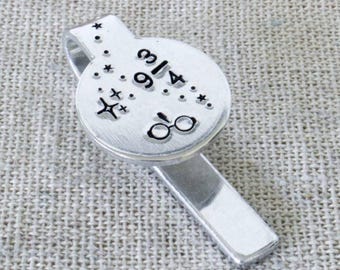 Kleines Lesezeichen „Magic” z aluminium, ok. 3,6 cm dł