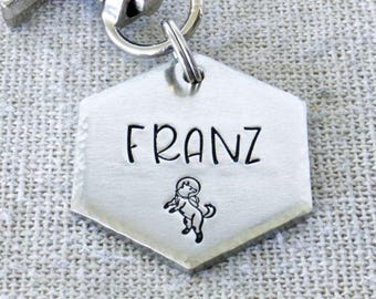 Hexagon Hundemarke 'Franz' aus Messing, Melchior (29 x 25mm), personalisierbar mit Name, Telefonnummer und Mini-Anhänger