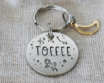 Hundemarke 'Toffee' aus Messing, Kupfer, Melchior (ø25mm), personalisierbar mit Name, Telefonnummer und Mini-Anhänger