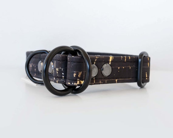 ø34 cm Zugstopp Slip-On Hundehalsband aus Korkleder (vegan), 20 mm breit mit einem verstellbaren Schieber, schwarz/gold