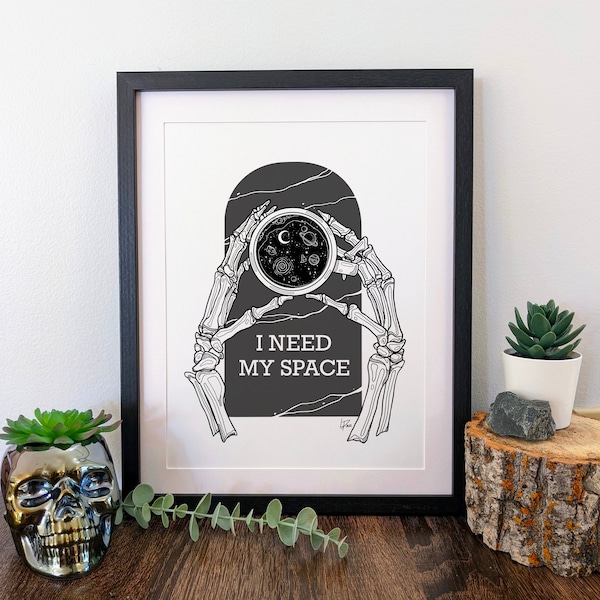 NECESITO MI ESPACIO, Manos de esqueleto sosteniendo un café espacial, Impresión de arte gótico oscuro, Ilustración en tinta negra, Decoración de cocina gótica, Regalo para amantes del café