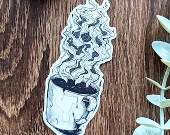 Op de afbeelding: Een zwart-witte illustratie van een koffiemok met stoom die eruit opstijgt in de vorm van een schedel. De mok staat op een witte achtergrond.