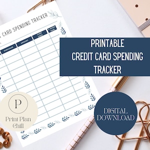 Può includere: Tracker di spesa con carta di credito stampabile con un design floreale blu e bianco. Il tracker include colonne per mese, data, acquisto, importo, carta utilizzata e data di pagamento. Il testo "Print Plan Chill" è in un cerchio con una "P" al centro.
