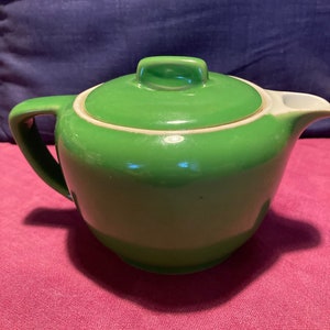 Vintage kleine groene en witte theepot