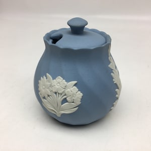 Wedgwood JasperWare Pale Blue Mustard Pot mit Deckel, Glas mit Deckel
