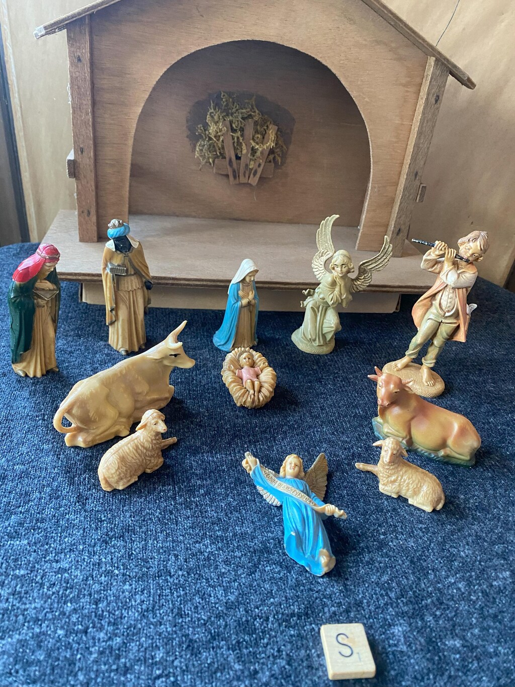 Set Presepe Natalizio Con 10 Figurine In Resina - Gesù, Maria, Giuseppe E Animali, Dimensioni Confezione 24x13x11 Cm, Con O Senza Base