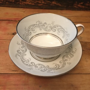 Filiżanka do herbaty Paragon &quot;Chantilly&quot; ze spodkiem, jasnoniebieska z platynowym wykończeniem.