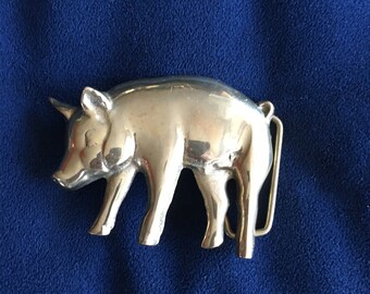 Ships from Cornwall Ontario Canada. Pig Over Fence Rail Farm Animal Pork Brushed Silver Oval Belt Buckle 