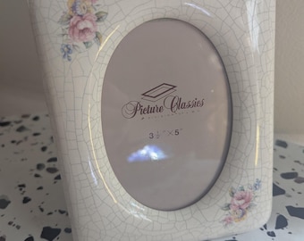 Vintage 80s White Ceramic Picture Frame, Floral Detailed Frame with Glass Center, Tabletop Frame for 3.5"x5" photo