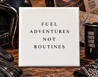 Fuel Adventures Not Routines Tegeltje – Motor Cadeau – Motorliefhebber – Biker Tegeltje – Reis Decoratie – Mancave – Garage