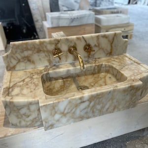 Lavandino in marmo Calacatta Gold intagliato a mano: lavabo personalizzato