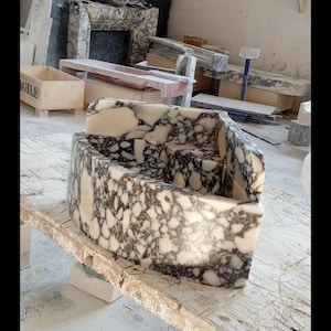 Lavabo de esquina de mármol Calacatta Viola: Lavabo triangular tallado a mano