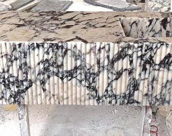 Lavabo de mármol Calacatta Viola con faldón acanalado, hecho a mano, totalmente personalizable